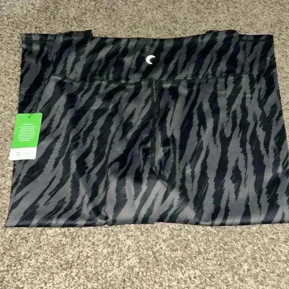 NWT Gray Sketch Light and Tight High Rise Capri 20” - Picture 3 of 3